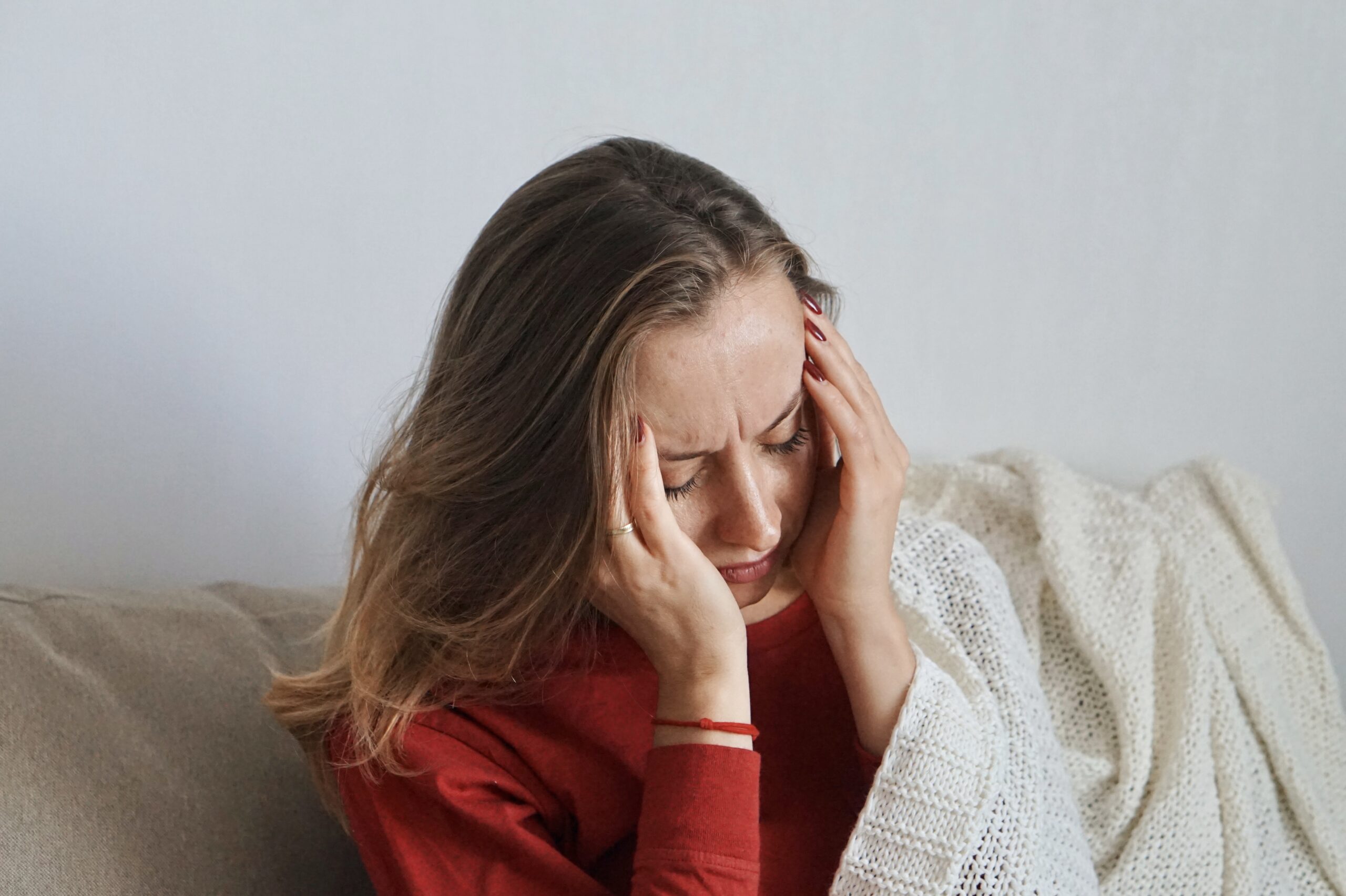 Dame med migreneanfall, spenningshodepine eller øyemigrene.